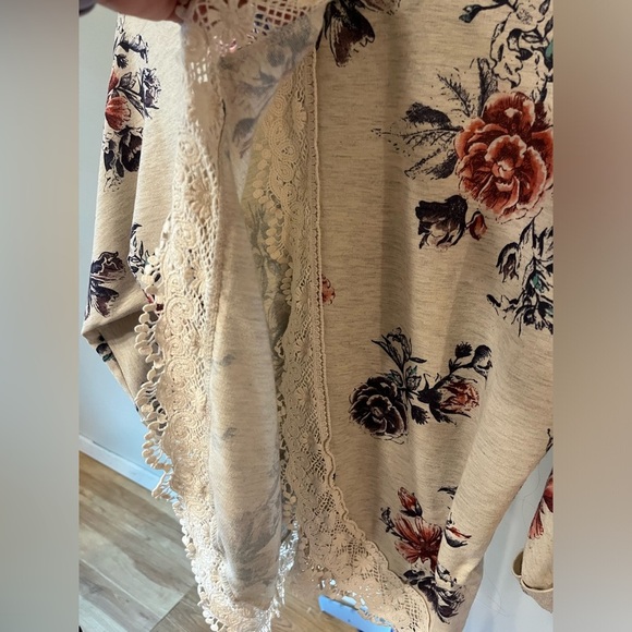 Women’s floral top size medium - Picture 4 of 6